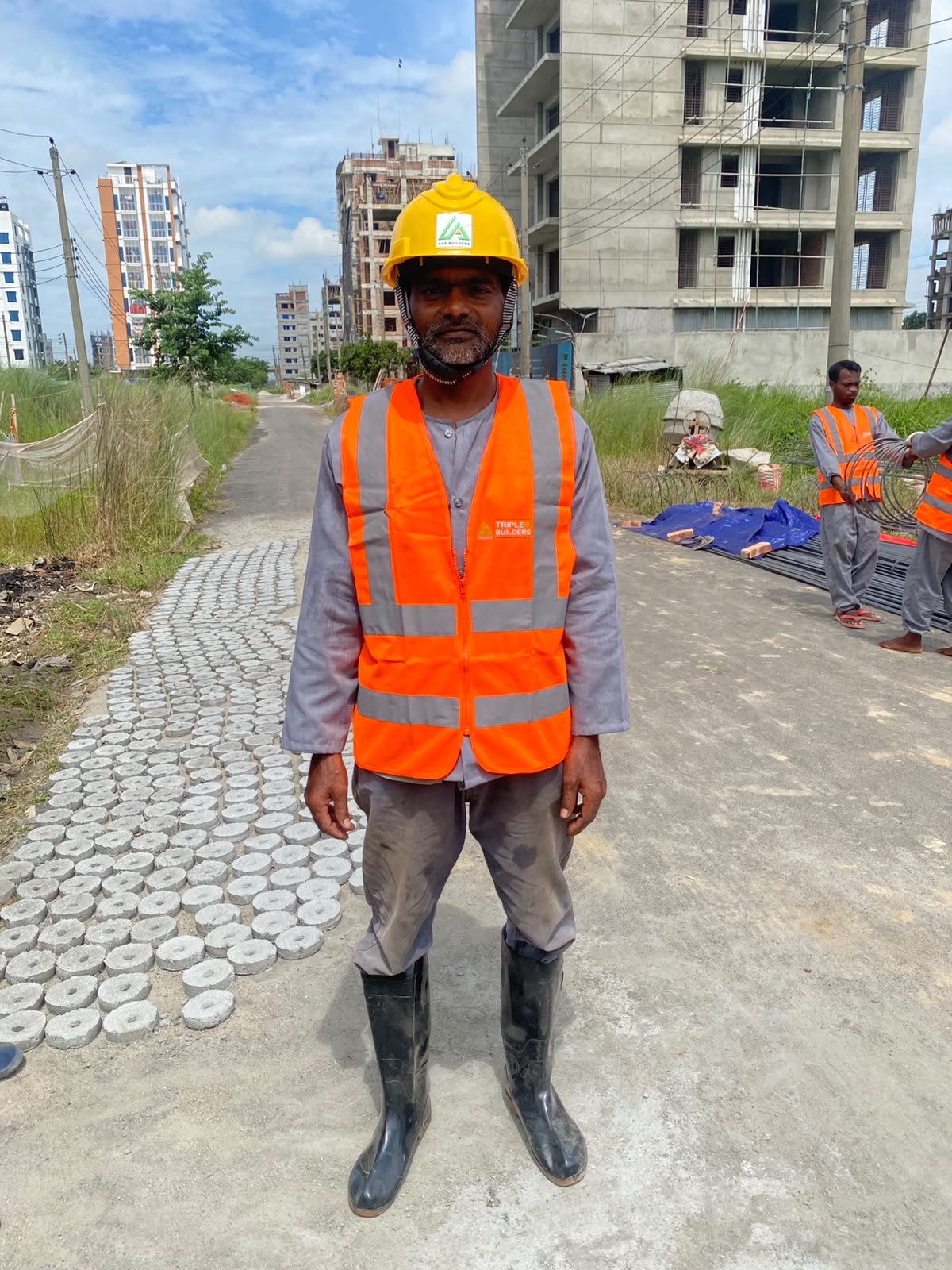Md. Juwel in full safety gear on the Nessa Vista site